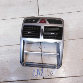 Дефлектор обдува салона центральный рамка магнитолы Peugeot 307 (CА2)